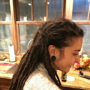 Meet your Posher, Caitlin